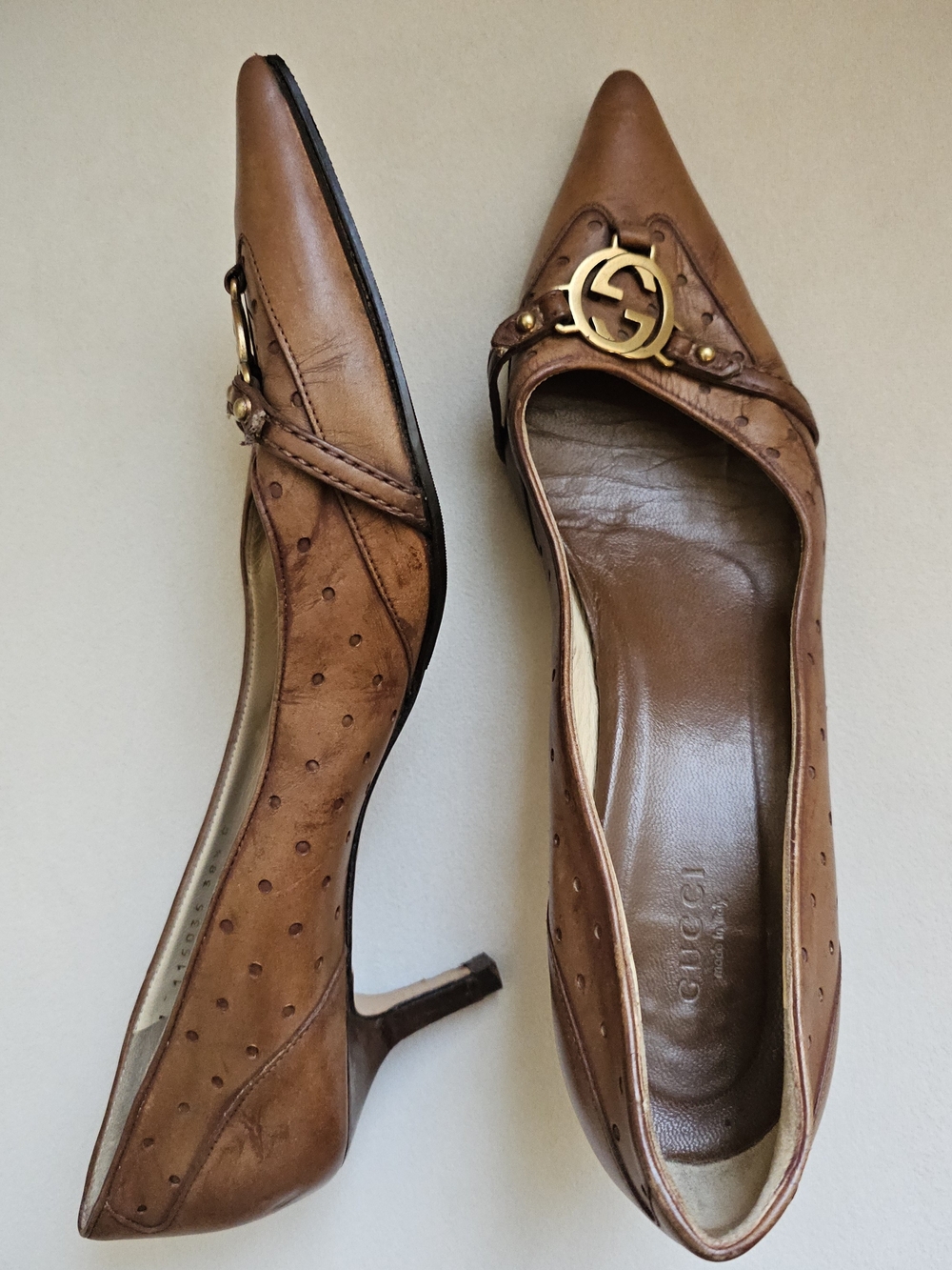 Gucci Vintage Tan Leather Pointed-Toe Kitten Heels with Gold Logo